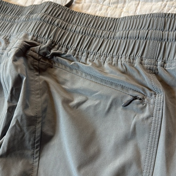 Athleta La Viva Capri Pants Light Gray size 8 - Picture 6 of 16